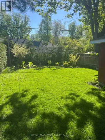 858 Riddell Avenue North Ottawa ON K2A 2V9