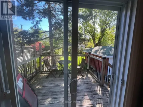 858 Riddell Avenue North Ottawa ON K2A 2V9