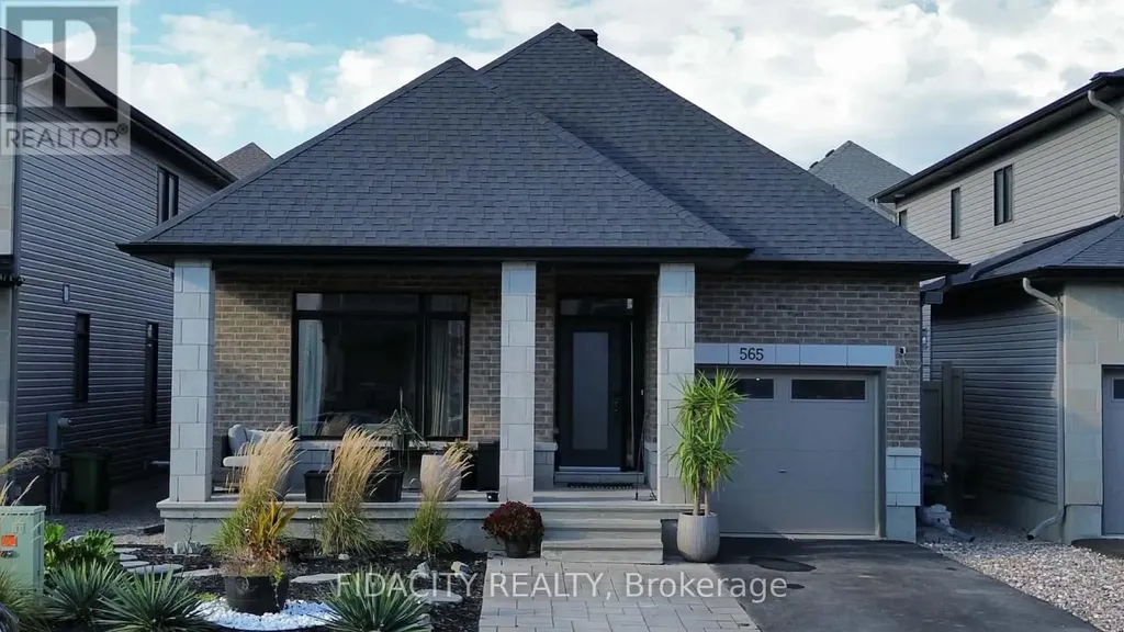 565 Bobolink Ridge Ottawa ON K2S 2P4
