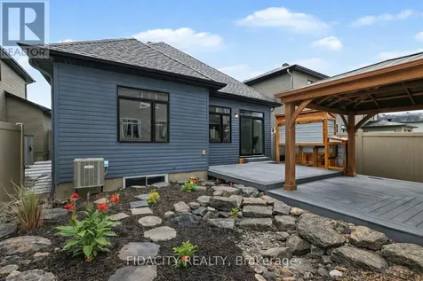 565 Bobolink Ridge Ottawa ON K2S 2P4