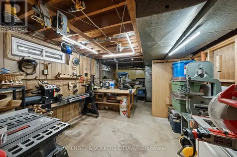 1056 Hindley Street Ottawa ON K2B 5M1