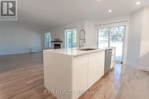 28 Chartwell Avenue Ottawa ON K2G 6L6
