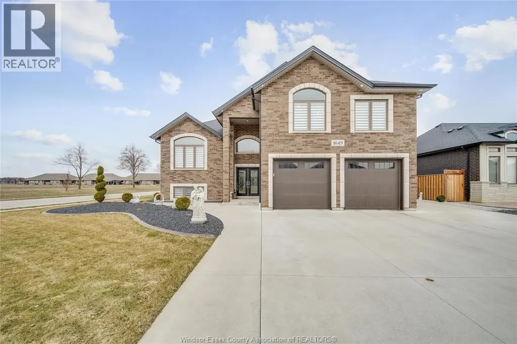 1649 Barkley Avenue Windsor ON N8P 0E8