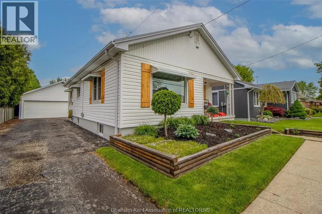 135 Alexandra Avenue Chatham ON N7M 1Y4