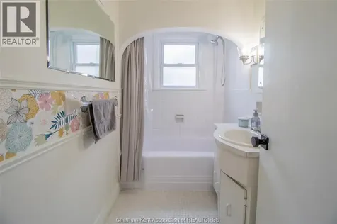135 Alexandra Avenue Chatham ON N7M 1Y4