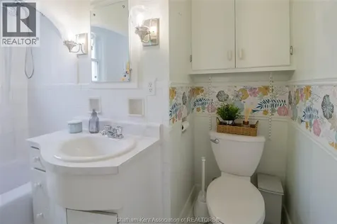 135 Alexandra Avenue Chatham ON N7M 1Y4