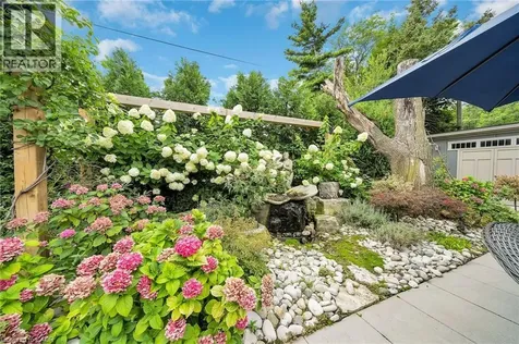 404 Mountain Brow Boulevard East Hamilton ON L8T 1A7