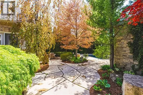 2178 Berwick Drive Burlington ON L7M 5C2