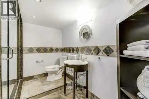 2080 Mckerlie Crescent Burlington ON L7M 4E8