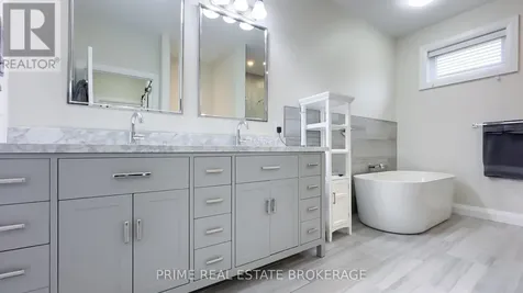 5329 Broadview Avenue Lambton Shores ON N0N 1J7
