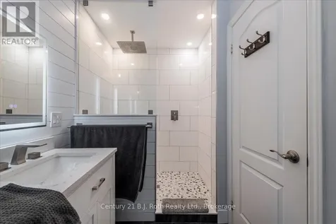 40 Grand Poplar Lane Wasaga Beach ON L9Z 0E2