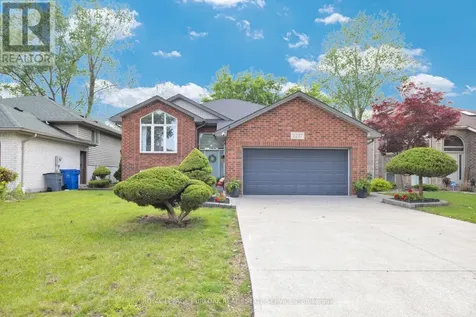 2227 St Clair Avenue Windsor ON N9B 3W4