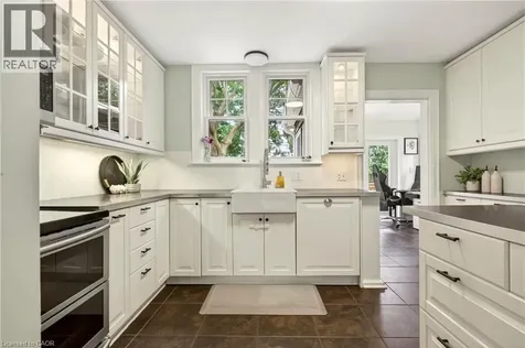 13 Tweedsmuir Avenue Dundas ON L9H 4H6