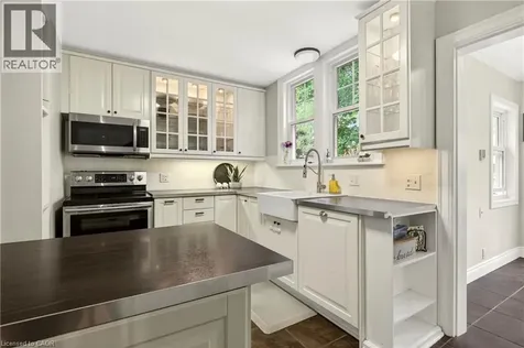 13 Tweedsmuir Avenue Dundas ON L9H 4H6