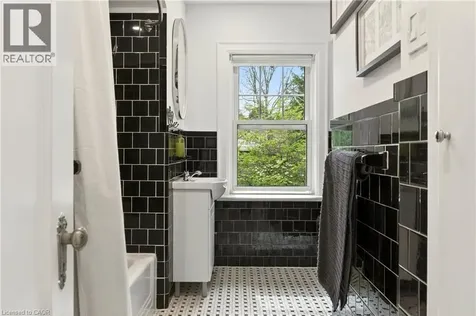 13 Tweedsmuir Avenue Dundas ON L9H 4H6