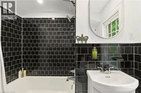 13 Tweedsmuir Avenue Dundas ON L9H 4H6