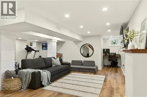 13 Tweedsmuir Avenue Dundas ON L9H 4H6