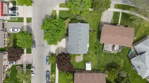 31 Blackfriar Lane Brantford ON N3R 7M2
