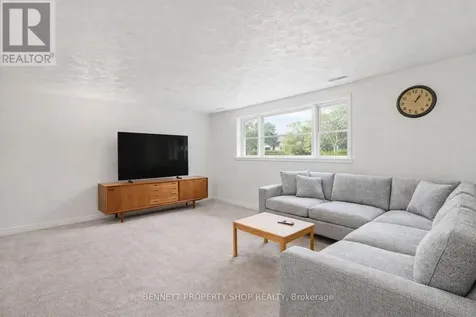 1312 Avenue R Avenue Ottawa ON K1G 0B9