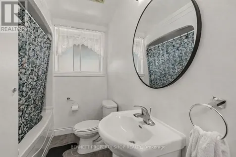 1312 Avenue R Avenue Ottawa ON K1G 0B9