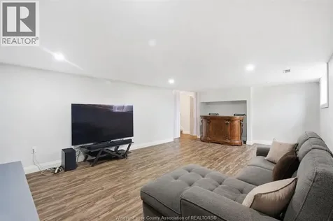 1765 Golfview Lasalle ON N9J 1Z1
