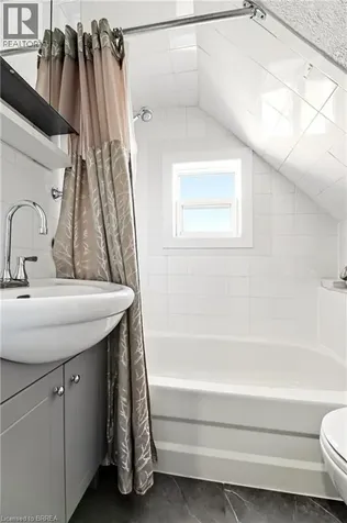 23 Britannia Avenue Hamilton ON L8H 1W3