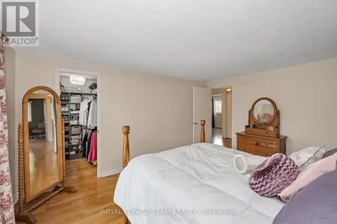 99 Melanie Crescent Ottawa ON K2L 2E4