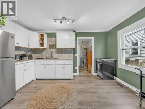 3422 Barrymore Windsor ON N9C 1V1