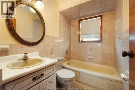 1639 Langlois Avenue Windsor ON N8X 4M4