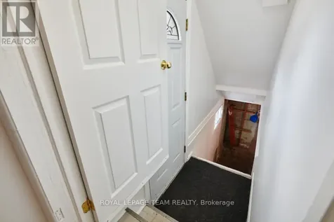 1104 Apolydor Avenue Ottawa ON K1H 8B2
