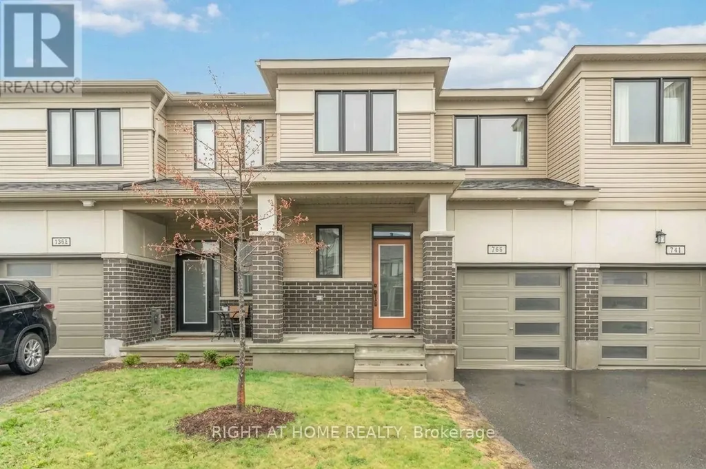 709 Derreen Avenue Ottawa ON K2S 2Z2