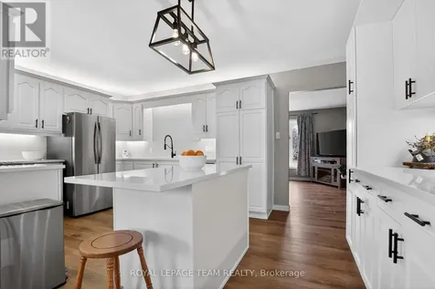 44 Ballantrae Way Ottawa ON K2L 1N5