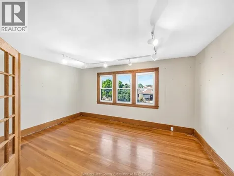 1077 Moy Avenue Windsor ON N9A 2P2