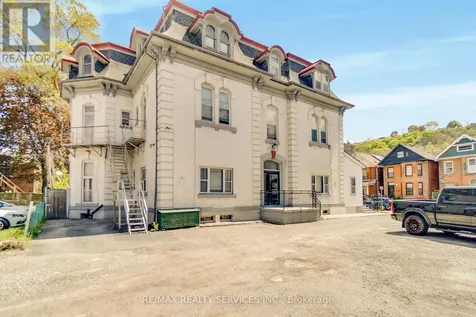 17 Webber Avenue Hamilton (stinson) ON L8N 1W4