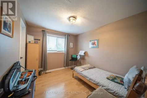 698 Thicket Way Ottawa ON K4A 3B4