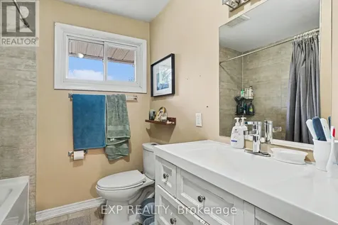 885 Pinewood Crescent Ottawa ON K2B 5Y3