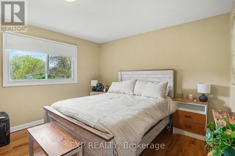 885 Pinewood Crescent Ottawa ON K2B 5Y3