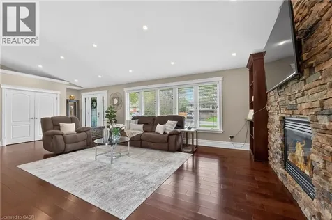 632 Ellengale Road Burlington ON L7T 3N8