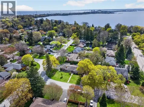 632 Ellengale Road Burlington ON L7T 3N8