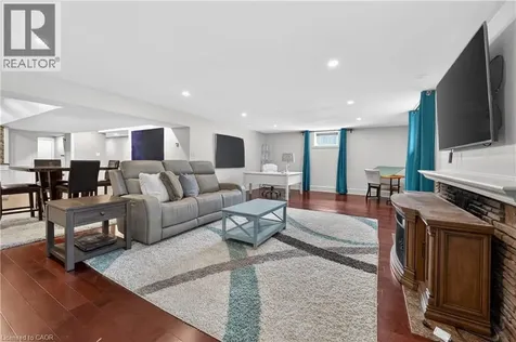 632 Ellengale Road Burlington ON L7T 3N8