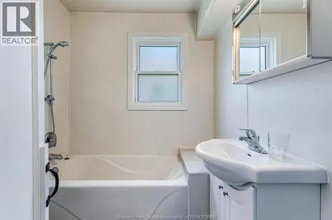 84 Robinson Street Leamington ON N8H 1Z4