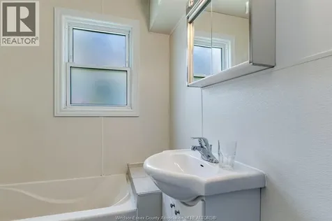 84 Robinson Street Leamington ON N8H 1Z4