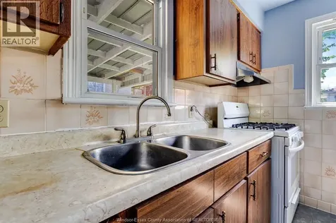 84 Robinson Street Leamington ON N8H 1Z4