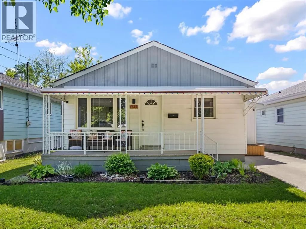 1733 Glendale Windsor ON N9T 2N1