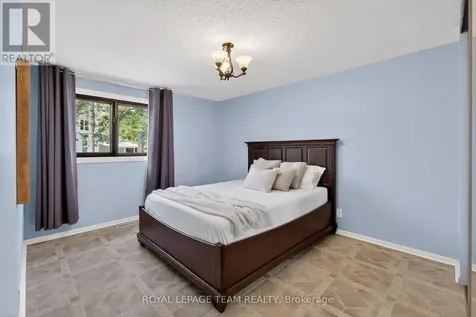 21 Lindhurst Crescent Ottawa ON K2G 0T8