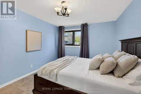 21 Lindhurst Crescent Ottawa ON K2G 0T8