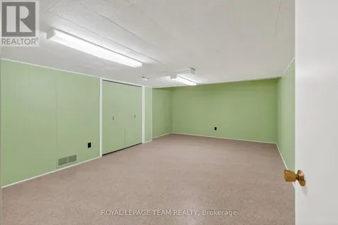 21 Lindhurst Crescent Ottawa ON K2G 0T8