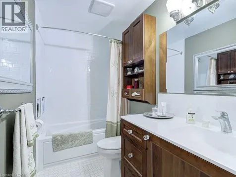 1572 Newlands Crescent Burlington ON L7M 1V6