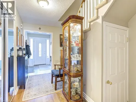 1572 Newlands Crescent Burlington ON L7M 1V6