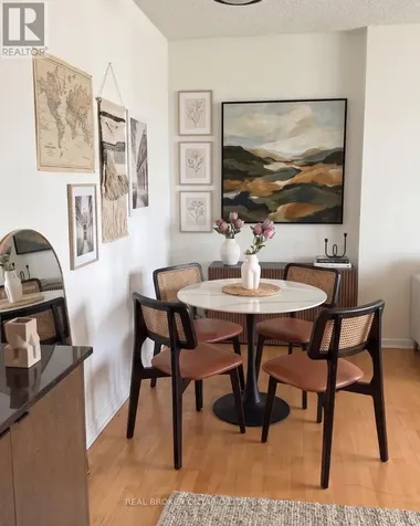 228 Queens Quay West Toronto (waterfront Communities) ON M5J 2X1